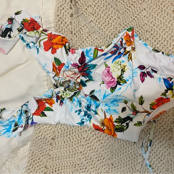 Capushe Swimsuit - Picture 5 of 10